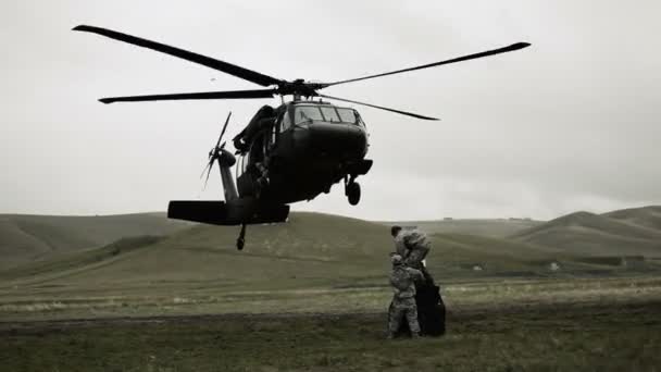 Black Hawk nähert sich Fracht — Stockvideo