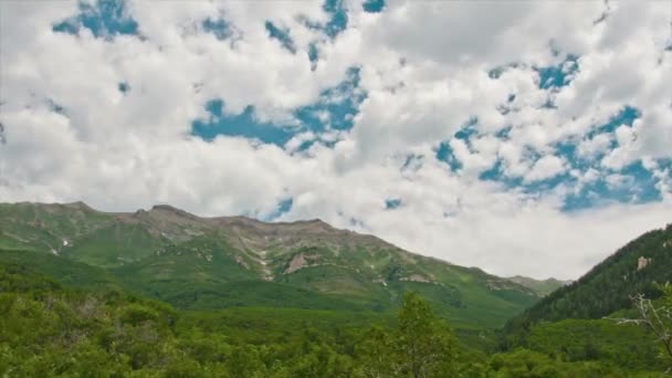 Montagne time-lapse avec nuages .