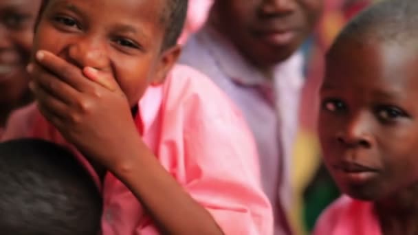 Діти посміхаючись into камери в Кенії. — стокове відео