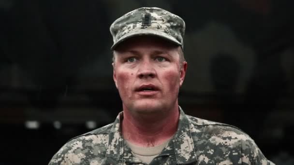 Лейтенант в камуфляже тяжело дышит — стоковое видео