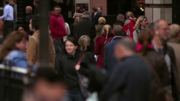 Persone che camminano per una strada trafficata a Londra — Video Stock