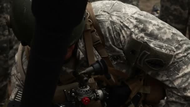 Nahaufnahme eines Soldaten, der einen Mörserwerfer ins Visier nimmt — Stockvideo