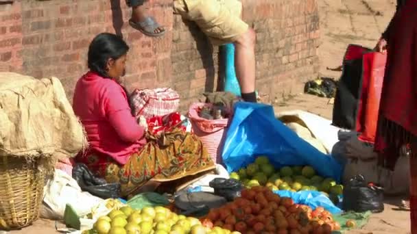 Waren auf einem Markt in einem Dorf in Nepal. — Stockvideo