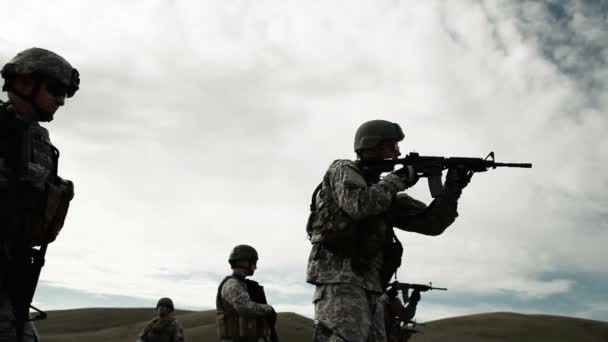 Soldaten üben Schießen auf grünen Baskenmützenschießstand — Stockvideo