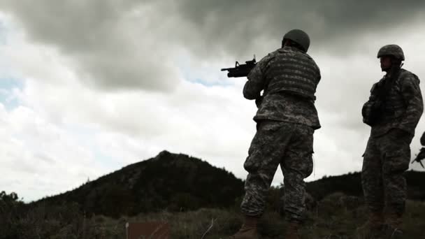 Soldado disparando lanzagranadas de 40 mm — Vídeo de stock