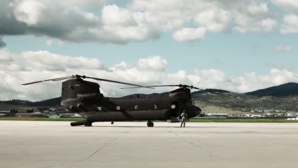 Voják odkráčel pryč od chova-47 Chinook helikoptéry — Stock video