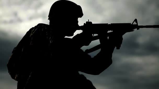 Silhueta de soldado usando armas ao alcance de disparo — Vídeo de Stock