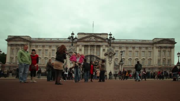 Persone camminano e scattano foto di fronte a Buckingham Palace a Londra — Video Stock