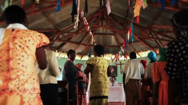 Imágenes de personas cantando, bailando durante los servicios de adoración en Kenia, África — Vídeos de Stock