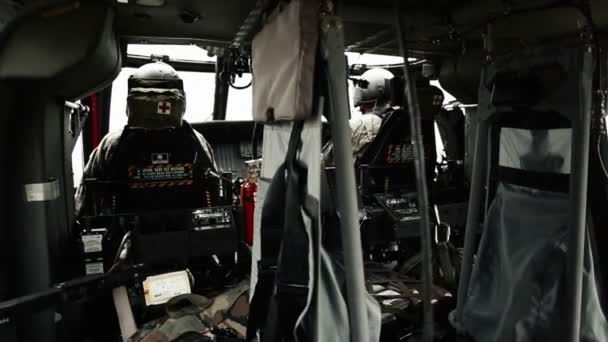 黑色黑鹰直升机在飞行中 — 图库视频影像
