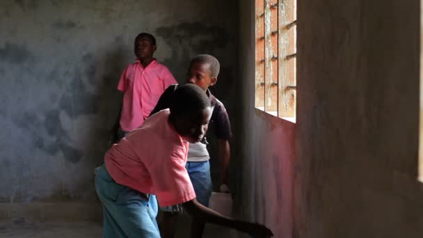 Картина внутри школы в деревне в Кении . — стоковое видео