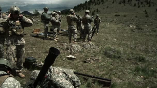 Солдаты стреляют из миномёта с инстукторами . — стоковое видео