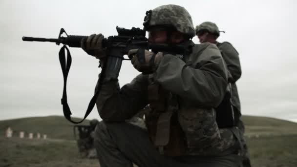 Kneeling Green Beret shooting M4 — Stock Video