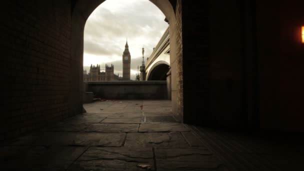 Big Ben from a tunnel — Stock Video