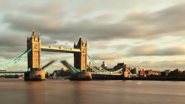 Abertura da Tower Bridge em Londres — Vídeo de Stock