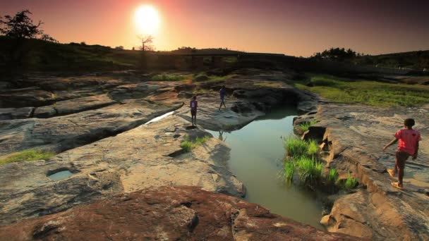 Meninos andando por um leito de rio seco no Quênia — Vídeo de Stock