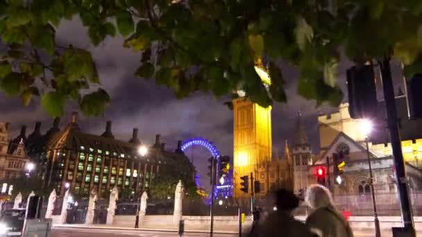 Tętniące życiem ulice w pobliżu Big Ben w Londo — Wideo stockowe