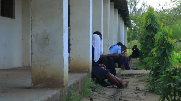Estudiantes tomando un descanso después de la escuela — Vídeo de stock