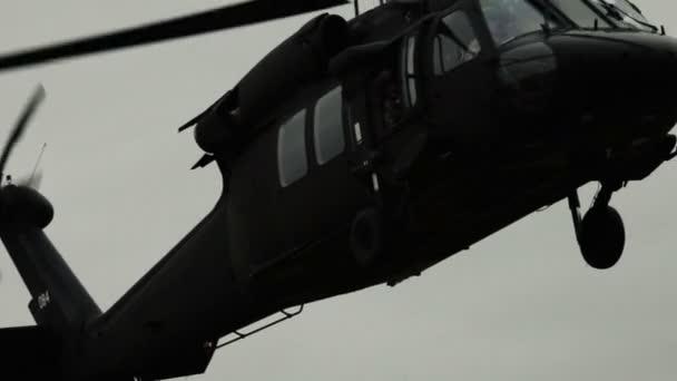 Helicóptero Black Hawk acercándose al lugar de aterrizaje — Vídeos de Stock