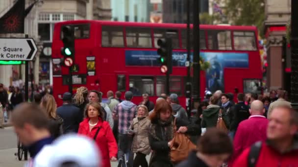 Az emberek sétált egy forgalmas utcán Londonban — Stock videók