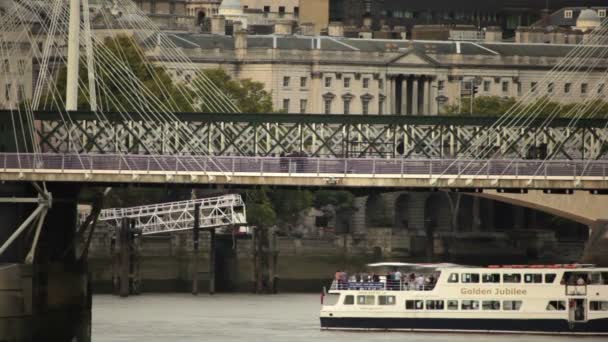 Hungerford Bridge in London — Stockvideo