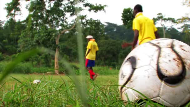 Fotbalový míč s dětmi hrát — Stock video