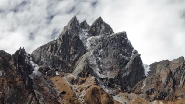 Wolken ziehen an Himalaya-Gipfeln vorbei — Stockvideo