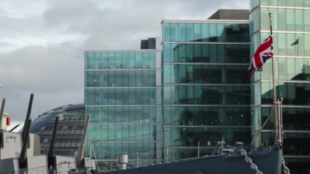 Ship with the British flag on the front in London — Stock Video