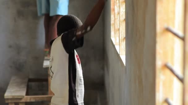 Dziecko, malowanie wewnątrz budynku w Kenii. — Wideo stockowe