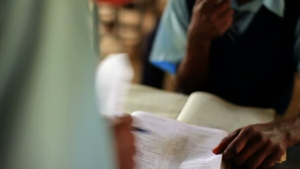 Estudiantes africanos haciendo una prueba — Vídeo de stock