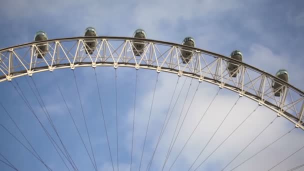 Голубой фон неба с лондонскими глазами — стоковое видео