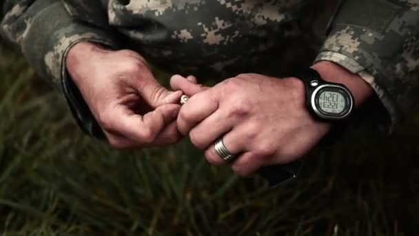 Un soldat marié charge un chargeur de pistolet — Video