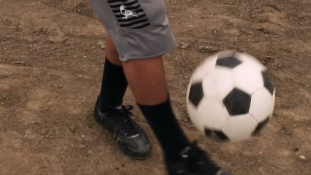 Close up van iemand een voetbal jongleren. — Stockvideo