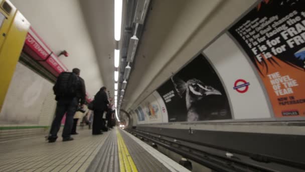 Люди, ожидающие метро в Лондоне — стоковое видео