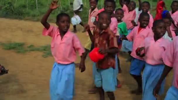 Niños corriendo junto a un coche en Kenia . — Vídeos de Stock