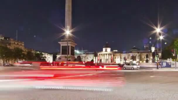 Verkeer rond Nelson's Column in Londen — Stockvideo