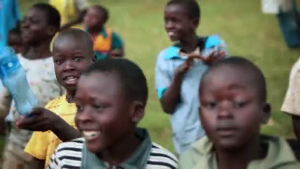 Молоді діти танцюють для камери на футбольному полі в Кенії, Aftrica — стокове відео