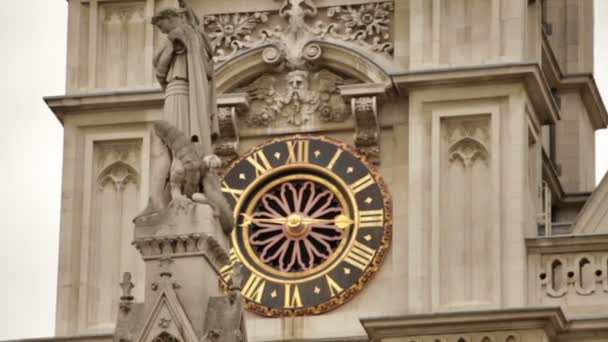Věžové hodiny Westminsterského opatství se sloupcem svatého Jiří — Stock video