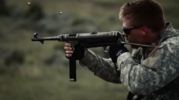 Joven soldado disparando un MP40 — Vídeo de stock