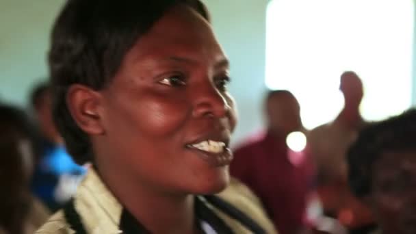 Жінка співає, посміхається і поклоняється своїм друзям і сім "ї в Кенії (Африка). — стокове відео