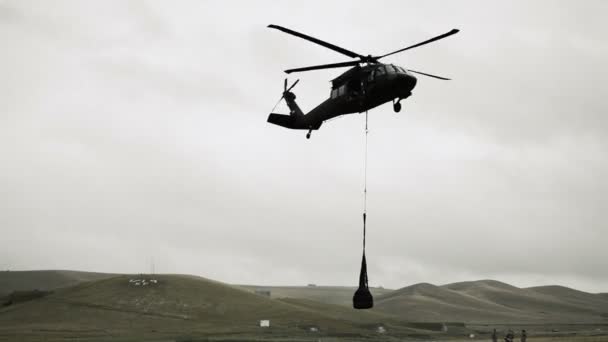 Black Hawk approaching with cargo — Stock Video