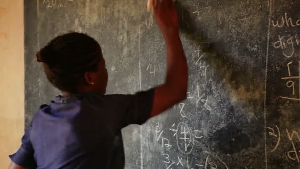 Lektion, lärare nära blackboard förklarar — Stockvideo