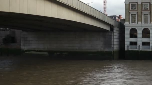 Gebäude entlang der Themse mit London-Brücke — Stockvideo