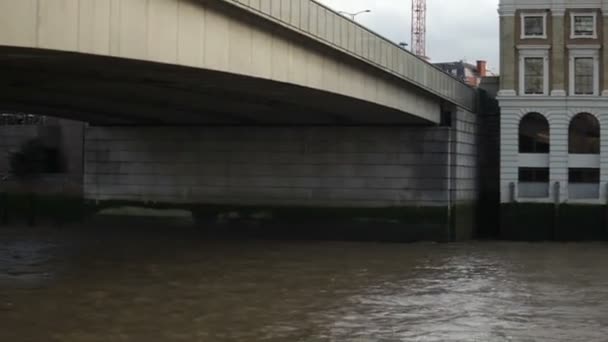 Edificios a lo largo del río Támesis con London Bridge — Vídeo de stock