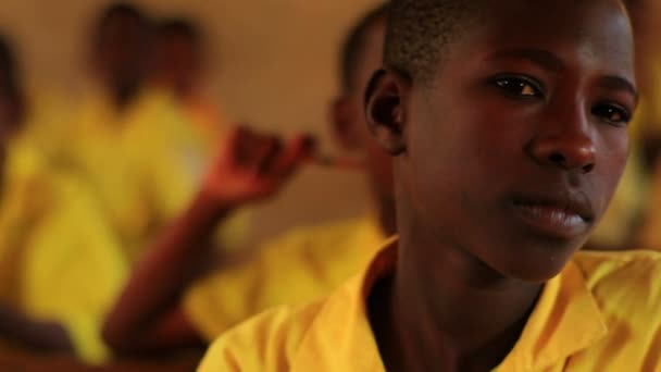 Jongens in de klas in Kenia, bestuderen van proces — Stockvideo