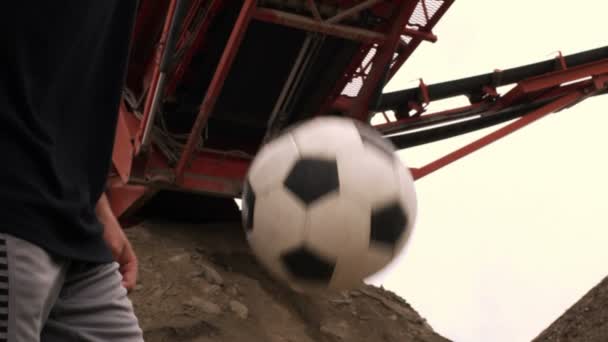 Qualcuno che gioca un pallone da calcio . — Video Stock