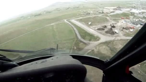 Black Hawk fliegt über Trainingsanlage — Stockvideo