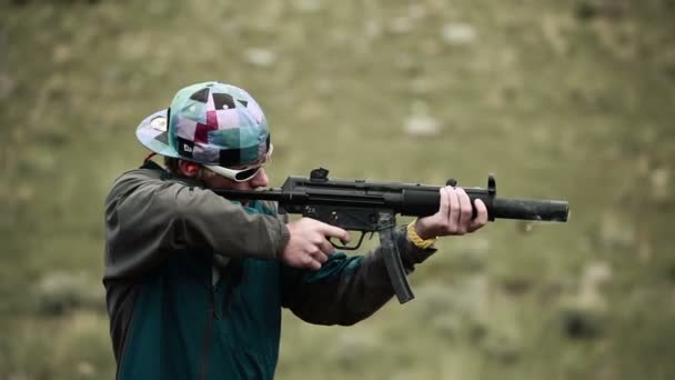 Man shooting an MP5 — Stock Video