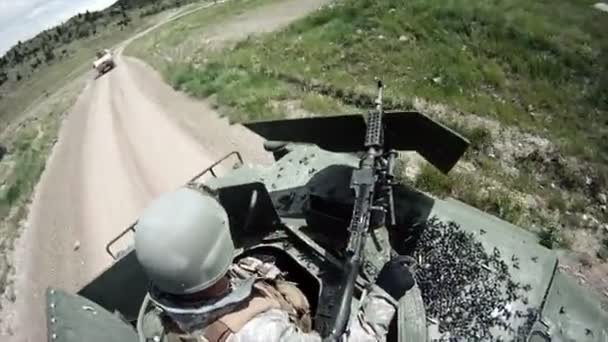 Humvee gunner recibe instrucciones — Vídeo de stock