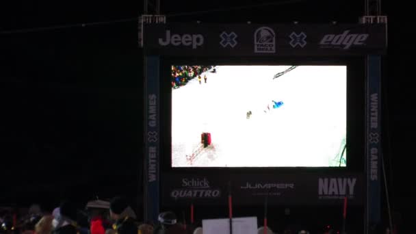 Skiing competition with a large crowd — Stock Video